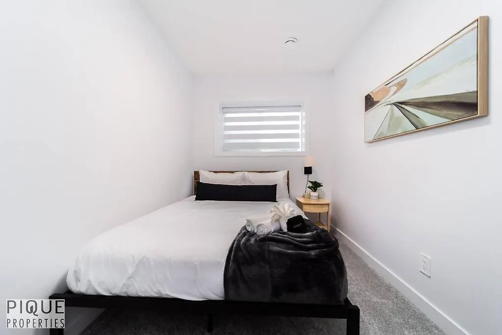 Urbanutopia*Luxury Home*King Bed*Patio/Bbq*Sleep16 Edmonton Holiday home